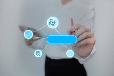Üniformalı kadın elinde tablet tutuyor ve kalemle daktilo yazıyor. Yeni Gelecek Teknolojileri Yazan ve Gösteren İş Kadınları.