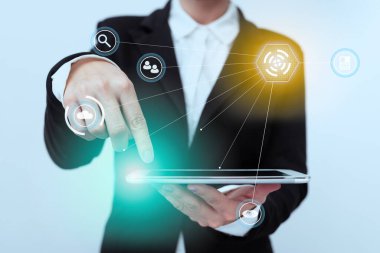 Bayan Takım Elbiseli, Tablet 'i Göstererek Geleceğin Grafik Arayüzünü Gösteriyor. Üniformalı Tutucu Mobil Aygıt Modern Sanal Teknolojileri Sunar.