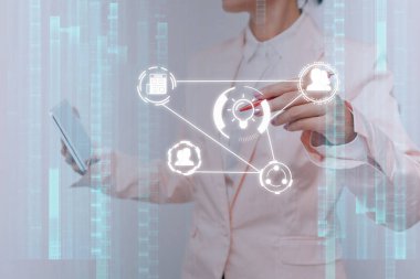 Projeksiyondaki Üniformalı Kadın Farklı Uygulamalara Dokunuyor. Takım Elbiseli İş Kadını Holografik Teknolojiyi Gösterip Kullanıyor.