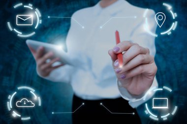 Üniformalı kadın elinde tabletle ekranda yazı yazıyor. Sekmeyi Taşıyan İşgüzar Kadın Yeni Gelecek Teknolojileri Yazıyor.