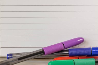 Çoklu Koleksiyon Ofisi Kırtasiyesi Fotoğraf Kalemlerle Not Defteri Cetvel Makas Kağıt Kıskaç Kağıt Tutacağı Tablo Üzerine Yerleştirilmiş