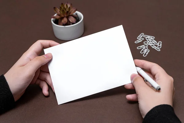 Woman Hand Holding Blank Notes Writing New Messege Updates Ideas. Lady Palm Showing Envelope Folding Sending Letters Post Address. — Stock Photo, Image