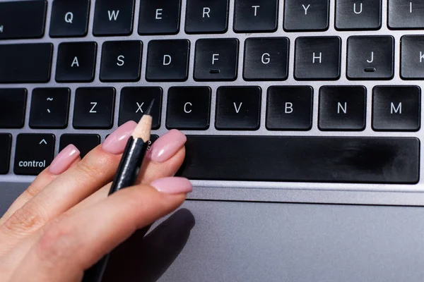 Mãos apontando pressionando teclas de teclado do computador Digitação novas ideias. Dedos tocando digitando pensamentos frescos usando teclado de caderno sem fio. — Fotografia de Stock