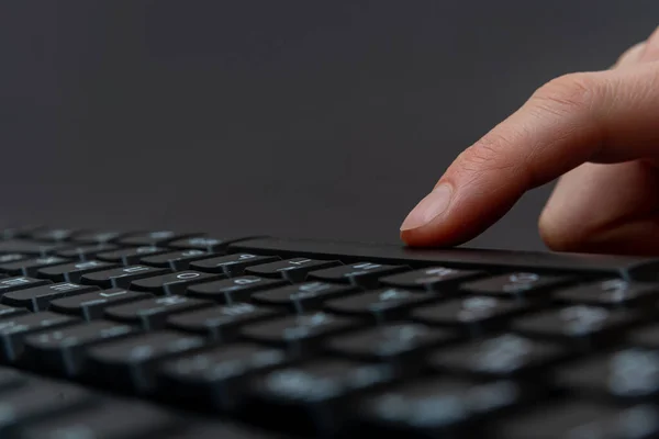 Mãos apontando pressionando teclas de teclado do computador Digitação novas ideias. Dedos tocando digitando pensamentos frescos usando teclado de caderno sem fio. — Fotografia de Stock