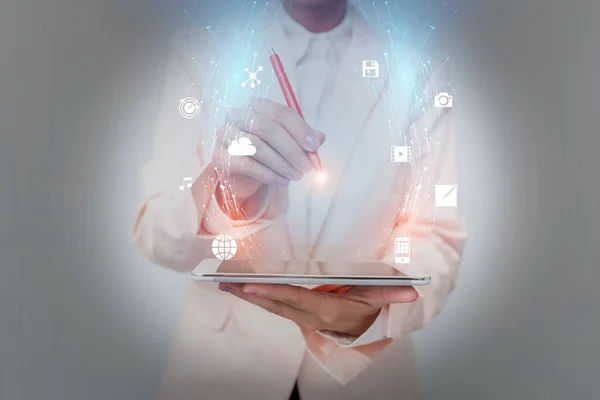 Business Woman stående och använda telefonen samtidigt presentera nya futuristiska virtuell display. Lady i kostym innehar en mobil Gadget visar ett holografiskt gränssnitt Tech. — Stockfoto