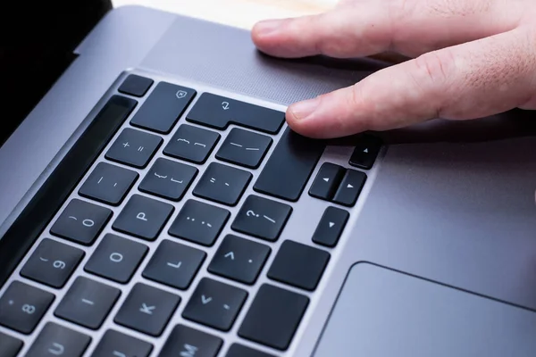 Hände, die auf Computertastaturtasten zeigen, schreiben neue Ideen. Finger tippen mit drahtloser Notebook-Tastatur frische Gedanken ein. — Stockfoto