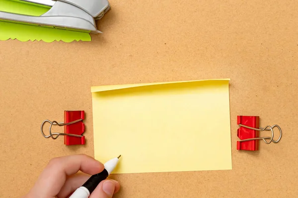 Coleção variada múltipla Escritório Papelaria foto com canetas Lápis Blocos de notas Notebook Régua Grampeador Tesouras Clippers Clipes de papel Clipboard Placed Over Table — Fotografia de Stock