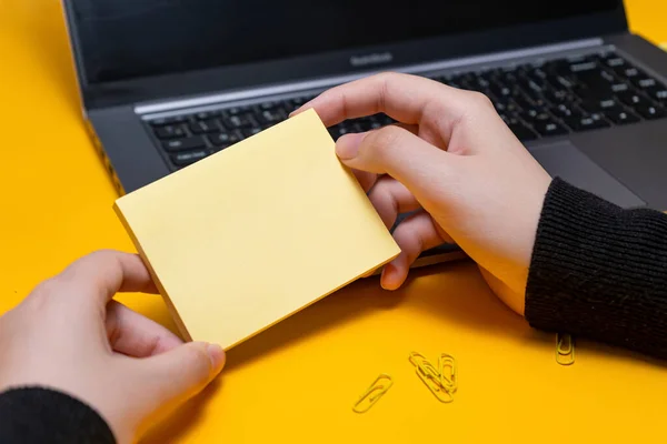 Woman Hand Holding Blank Notes Writing New Messege Updates Ideas Next To Laptop. Lady Palm Showing Envelope Folding Sending Letters Post Address And Email Computer. — Stock Photo, Image