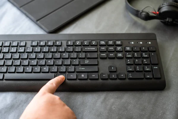 Mãos Apontando pressionando o teclado do computador Digite chaves Escrevendo novas ideias com fones de ouvido Tablet. Dedos tocando digitando pensamentos frescos usando teclado de caderno sem fio. — Fotografia de Stock