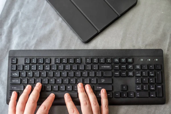 Mãos Apontando pressionando o teclado do computador Digite chaves Escrevendo novas ideias. Dedos tocando digitando pensamentos frescos usando teclado de caderno sem fio. — Fotografia de Stock