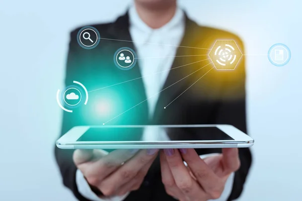 Lady in uniform staande touchpad met twee handen tonen futuristische interface. vrouw in pak dragen tablet weergeven moderne virtuele technologie. — Stockfoto