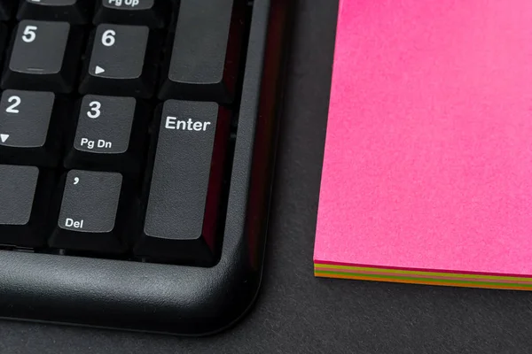 Manos señalando presionando teclas del teclado de la computadora escribiendo nuevas ideas. Pulsando los Dedos Escribiendo Pensamientos Frescos Usando el Teclado Inalámbrico del Cuaderno. —  Fotos de Stock