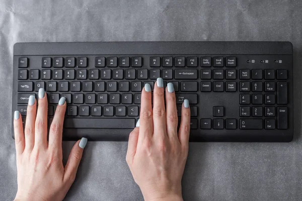 Lady Hands Apontando pressionando teclas do teclado do computador Escrevendo novas ideias. Palmas de mulher tocando digitando pensamentos frescos usando teclado de caderno sem fio. — Fotografia de Stock