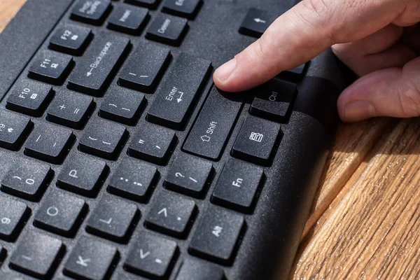 Ręce wskazujące klawisze klawiatury komputerowej maszyny do pisania Nowe pomysły. Fingers Tapping Fresh Thoughts Korzystanie z bezprzewodowej klawiatury notebooka. — Zdjęcie stockowe