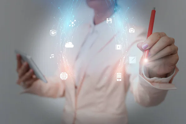 Business Woman stående och använda telefonen samtidigt presentera nya futuristiska virtuell display. Lady i kostym innehar en mobil Gadget visar ett holografiskt gränssnitt Tech. — Stockfoto