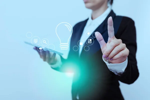 Woman In Suit Side Standing Holding Tablet While Raising Finger Showing Futuristic Interface (em inglês). Senhora em uniforme transportando telefone móvel apontando na exposição gráfica moderna. — Fotografia de Stock