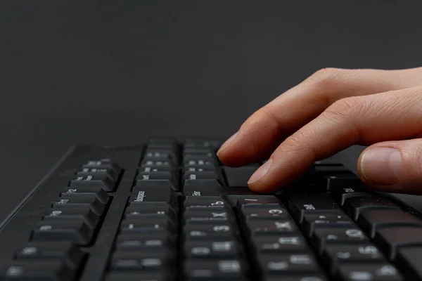 Mãos apontando pressionando teclas de teclado do computador Digitação novas ideias. Dedos tocando digitando pensamentos frescos usando teclado de caderno sem fio. — Fotografia de Stock