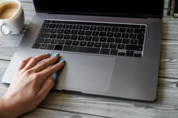 Lady Hands pointant du doigt en appuyant sur les touches clavier de l'ordinateur Dactylographie Nouvelles idées. Woman Palms Tapping Dactylographier des pensées fraîches en utilisant le clavier portable sans fil. — Photo