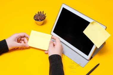 Kadın Eli Tutma Notları Yeni Messege Güncellemeleri Tablet 'in yanına Yeni Fikirler Yazıyor. Leydi Palm Zarf Gösterme Katlama Harfleri Gönderme Adresi ve E- posta Defteri.