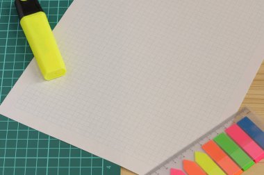 Çoklu Koleksiyon Ofisi Kırtasiyesi Fotoğraf Kalemlerle Not Defteri Cetvel Makas Kağıt Kıskaç Kağıt Tutacağı Tablo Üzerine Yerleştirilmiş