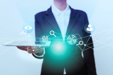 Üniformalı Kadın Duruyor ve Mobil Aygıtı Gösteriyor Geleceğin Sanal Görüntüsünü Kullanıyor. Bayan Takım Elbiseli Sunar Modern Sanal Arayüz Teknolojisi.