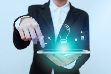 Bayan Takım Elbiseli, Tablet 'i Göstererek Geleceğin Grafik Arayüzünü Gösteriyor. Üniformalı Tutucu Mobil Aygıt Modern Sanal Teknolojileri Sunar.