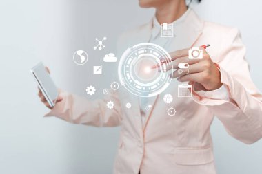 Sanal Ekran Arayüzü 'nde Sayısal Veri Dokunan İş Kadını. Üniformalı Tutma Mobil Aygıtı ve Farklı Geleceği Gösterme Sanal Diyagramları Sunan Kadın.