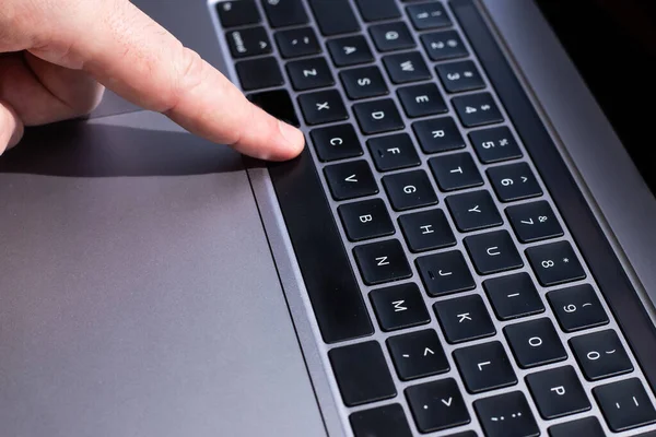 Mãos apontando pressionando teclas de teclado do computador Digitação novas ideias. Dedos tocando digitando pensamentos frescos usando teclado de caderno sem fio. — Fotografia de Stock