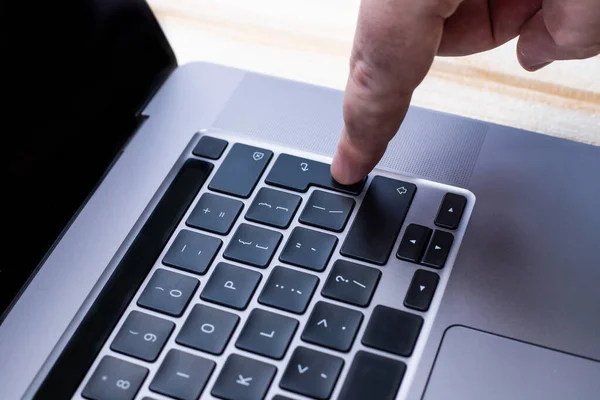 Mãos apontando pressionando teclas de teclado do computador Digitação novas ideias. Dedos tocando digitando pensamentos frescos usando teclado de caderno sem fio. — Fotografia de Stock