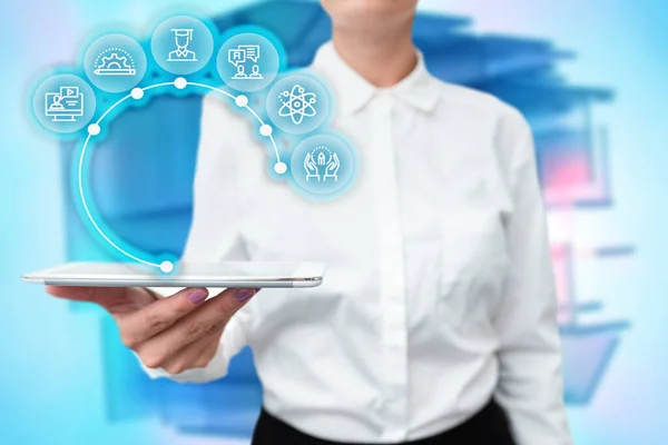 Lady In Uniform Standing Holding Tablet In Hand Apresentando Tecnologia Virtual Moderna. Mulher de negócios levando guia apontando para nova tecnologia futurista. — Fotografia de Stock