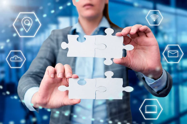 Business Woman Holding Jigsaw Puzzel stuk met twee handen ontgrendelen van nieuwe futuristische technologieën. Palm Draging Puzzels Deel Weergave Oplossen van late innovatieve virtuele ideeën. — Stockfoto