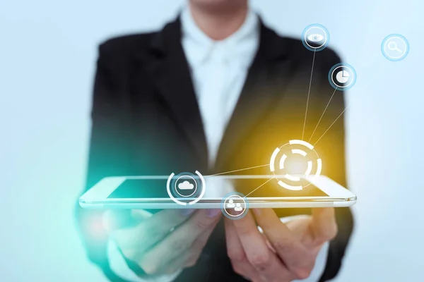 Lady in Uniform Standing Holding Touchpad con dos manos mostrando una interfaz futurista. Mujer en traje que lleva la tableta que muestra la tecnología virtual moderna. — Foto de Stock