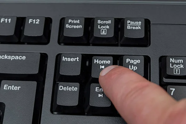 Mãos apontando pressionando teclas de teclado do computador Digitação novas ideias. Dedos tocando digitando pensamentos frescos usando teclado de caderno sem fio. — Fotografia de Stock