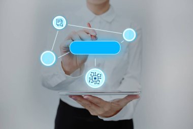 Üniformalı kadın elinde tablet tutuyor ve kalemle daktilo yazıyor. Yeni Gelecek Teknolojileri Yazan ve Gösteren İş Kadınları.