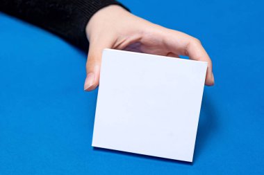 Kadın Eli Tutma Boş Notları Yeni Messege Güncellemeleri Yazıyor. Leydi Palm Zarf Gösterme Katlama Mektupları Gönderme Adresi.