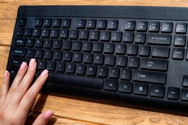 Mãos apontando pressionando teclas de teclado do computador Digitação novas ideias. Dedos tocando digitando pensamentos frescos usando teclado de caderno sem fio. — Fotografia de Stock