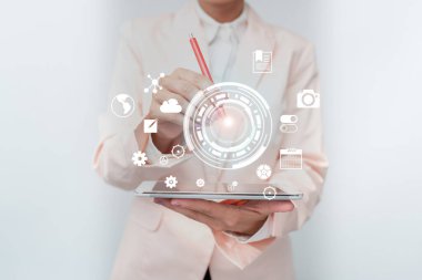 Sanal Ekran Arayüzü 'nde Sayısal Veri Dokunan İş Kadını. Üniformalı Tutma Mobil Aygıtı ve Farklı Geleceği Gösterme Sanal Diyagramları Sunan Kadın.