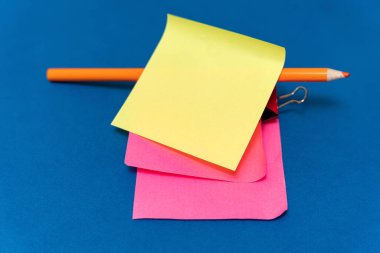 Çoklu Koleksiyon Ofisi Kırtasiyesi Fotoğraf Kalemlerle Not Defteri Cetvel Makas Kağıt Kıskaç Kağıt Tutacağı Tablo Üzerine Yerleştirilmiş