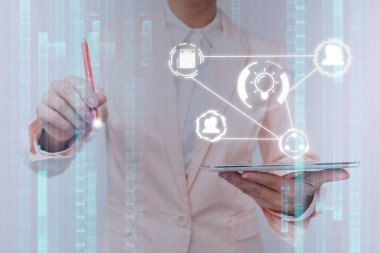 Projeksiyondaki Üniformalı Kadın Farklı Uygulamalara Dokunuyor. Takım Elbiseli İş Kadını Holografik Teknolojiyi Gösterip Kullanıyor.