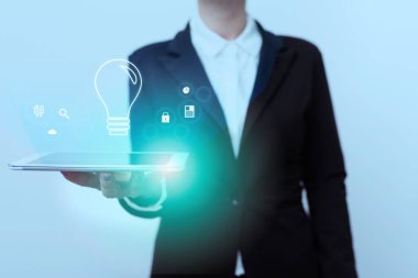 Üniformalı Kadın Duruyor ve Mobil Aygıtı Gösteriyor Geleceğin Sanal Görüntüsünü Kullanıyor. Bayan Takım Elbiseli Sunar Modern Sanal Arayüz Teknolojisi.