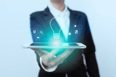 Bayan Takım Elbiseli Ayakta Sunar Mobil Aygıt Fütürist Arayüz Teknolojisi. Üniformalı Kadın Cep Telefonu Modern Dijital Görüntü İnovasyonunu Gösteriyor.