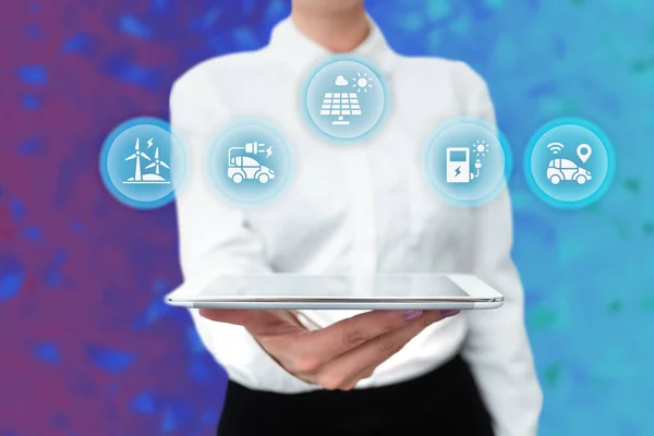 Dame in Uniform hält Tablet in der Hand und präsentiert virtuelle moderne Technologie. Geschäftsfrau trägt Tab Pointing für neue futuristische Technologie. — Stockfoto