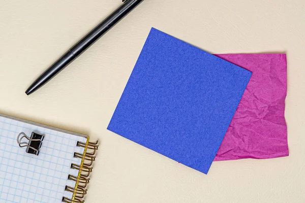 Coleção variada múltipla Escritório Papelaria foto com canetas Lápis Blocos de notas Notebook Régua Grampeador Tesouras Clippers Clipes de papel Clipboard Placed Over Table — Fotografia de Stock