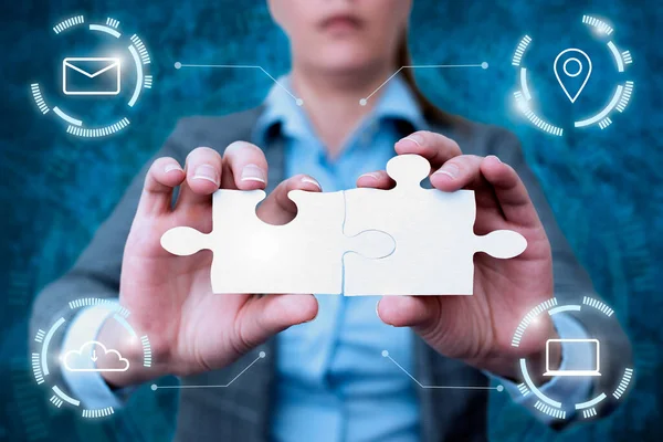 Business Woman Holding Jigsaw Puzzel stuk met twee handen ontgrendelen van nieuwe futuristische technologieën. Palm Draging Puzzels Deel Weergave Oplossen van late innovatieve virtuele ideeën. — Stockfoto