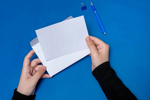 Woman Hand Holding Blank Notes Writing New Messege Updates Ideas. Lady Palm Mostrando sobre plegable Enviar cartas Dirección del mensaje. — Foto de Stock