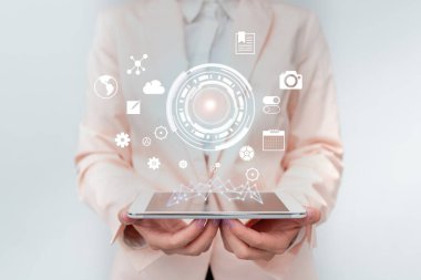 Sanal Ekran Arayüzü 'nde Sayısal Veri Dokunan İş Kadını. Üniformalı Tutma Mobil Aygıtı ve Farklı Geleceği Gösterme Sanal Diyagramları Sunan Kadın.