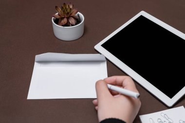 Kadın Eli Tutma Notları Yeni Messege Güncellemeleri Tablet 'in yanına Yeni Fikirler Yazıyor. Leydi Palm Zarf Gösterme Katlama Harfleri Gönderme Adresi ve E- posta Defteri.