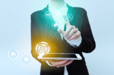 Üniformalı Kadın Sanal Arayüz Görüntü Simgeleri 'ni gösteren bir telefon taşıyor. Bayan Takım Elbiseli Tutma Mobil Aygıtı Yenilikçi Simge Tasarımlarına Doğru Gösteriyor.