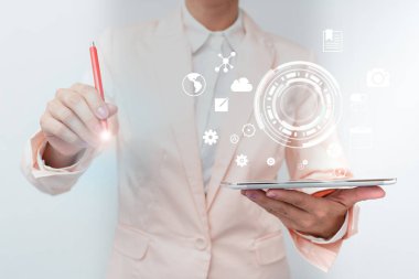 Sanal Ekran Arayüzü 'nde Sayısal Veri Dokunan İş Kadını. Üniformalı Tutma Mobil Aygıtı ve Farklı Geleceği Gösterme Sanal Diyagramları Sunan Kadın.