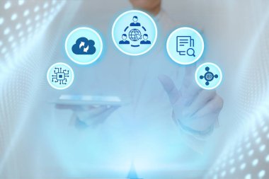 Üniformalı kadın elinde tabletle sanal düğmeye basıyor. Tampon Taşıyan İş Kadını Yeni Fütürist Teknolojileri Gösteriyor.